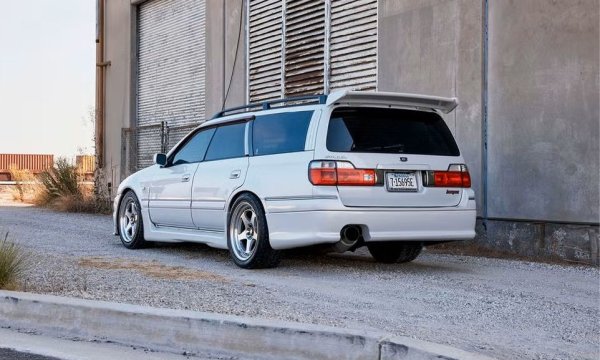 Без R33 GT-R на разположение за директно сравнение, трудно може да се оцени подобаващо тази Stegea. Със сигурност звукът е по-различен: могъщо свистене на турбото отпред и отсечени удари, сякаш биете тимпани, от края на изпускателната система. 
Това е и единственото комби от четворката, което има антикрило. 
